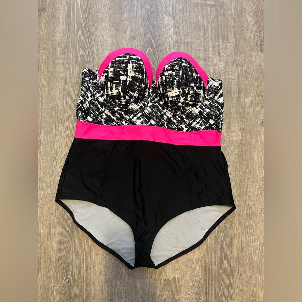 TORRID 3 Glass Print One Piece Suit Suit Pink Black White Bathing Size 4 NWD